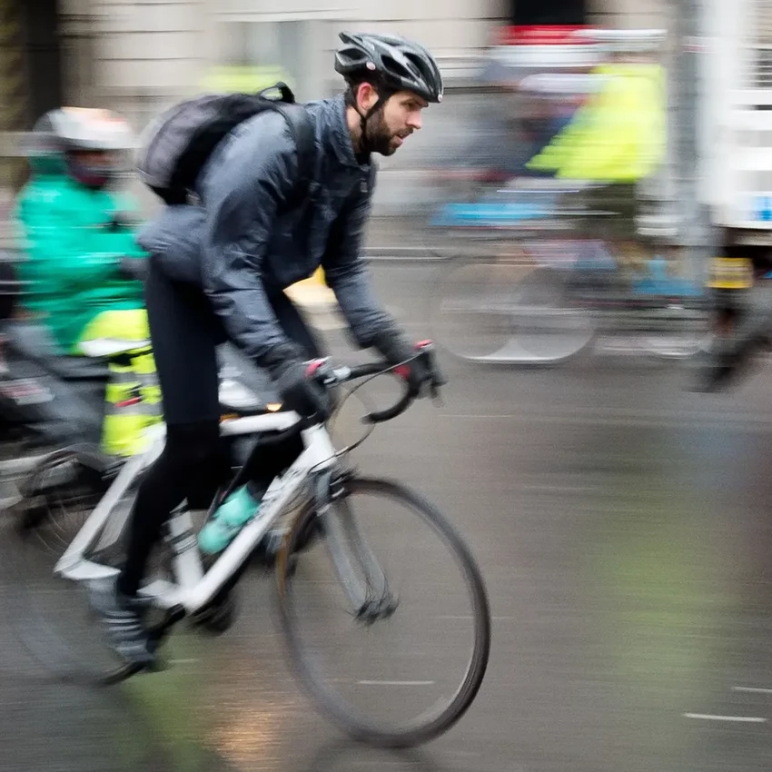 Велошлем: что перевешивает — доказанная защита или скрытые риски?