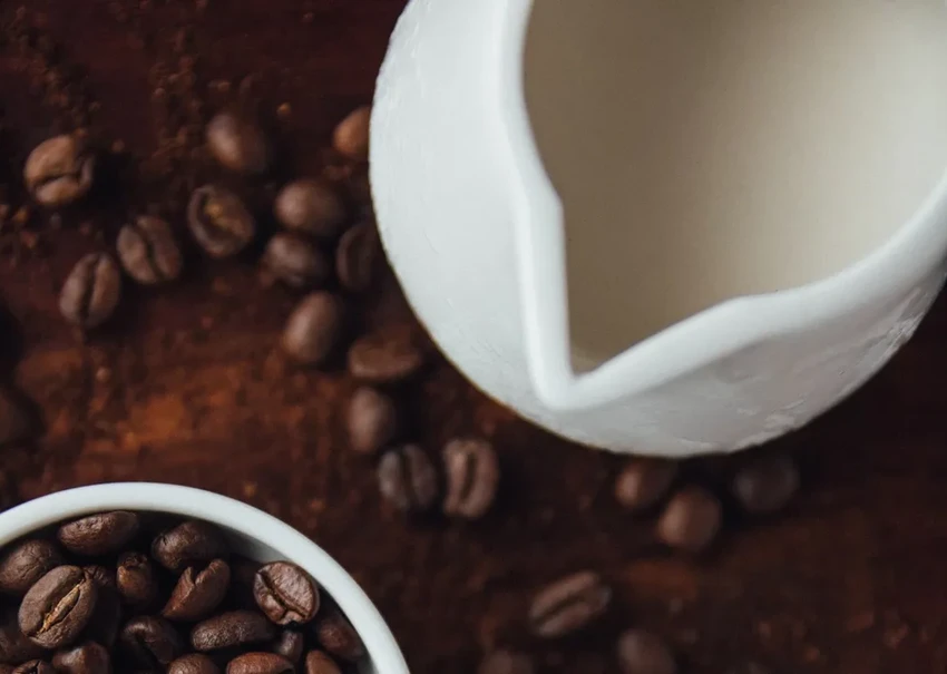 Что происходит в чашке: научный взгляд на взаимодействие молока и кофе