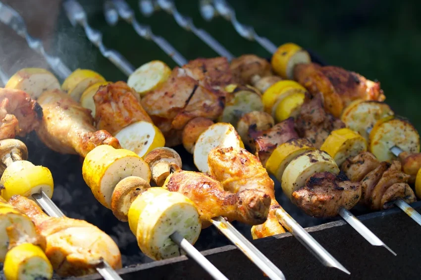 4 способа легко отмыть решетку и шампуры для шашлыка после пикника