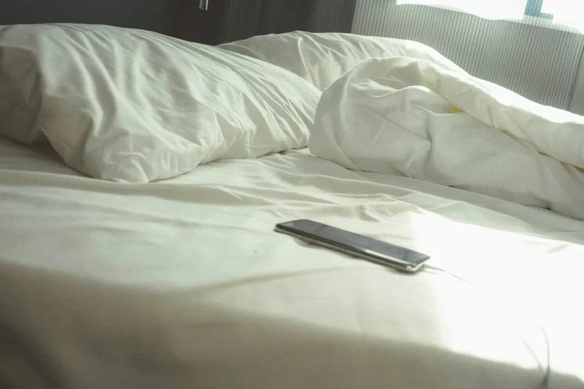 Синий свет экрана не мешает сну: что виновато на самом деле