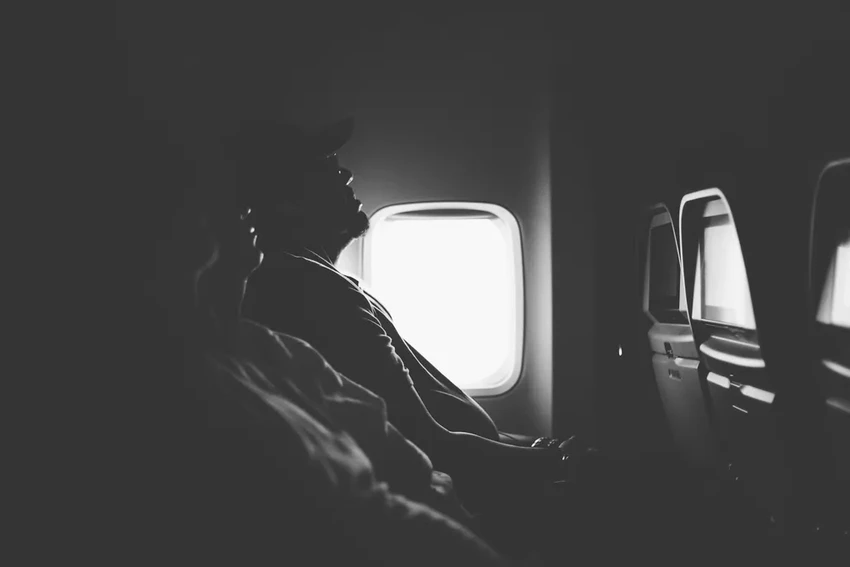 Почему нельзя пить алкоголь в самолёте: научное объяснение рисков для сердца