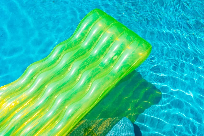 Простой ремонт надувного матраса или круга: находим и заклеиваем дырку