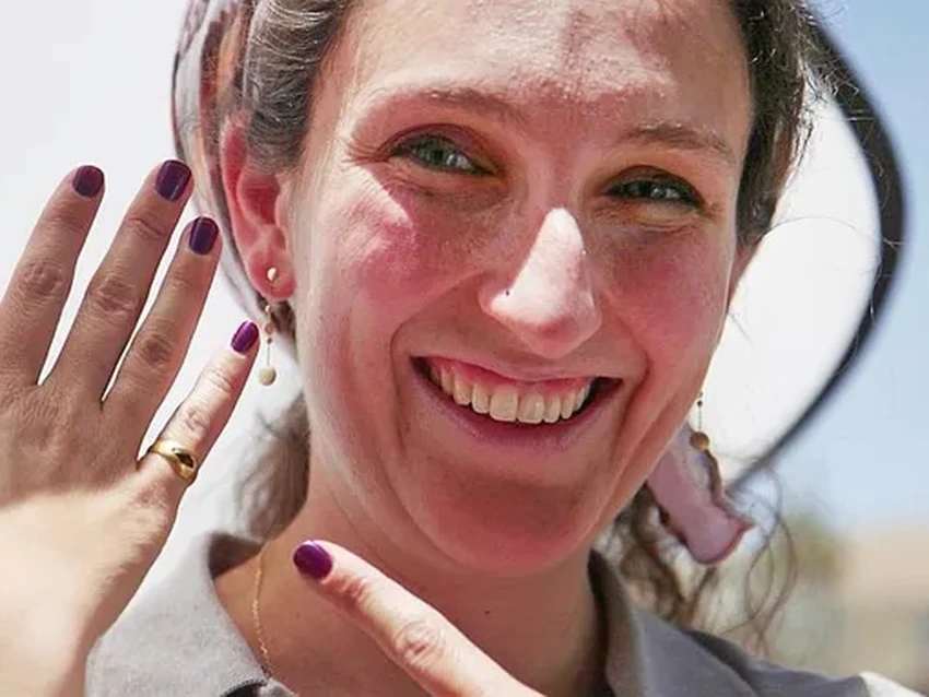 В Иерусалиме нашли древнее детское кольцо из золота с гранатом