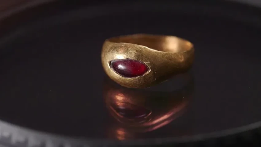 В Иерусалиме нашли древнее детское кольцо из золота с гранатом