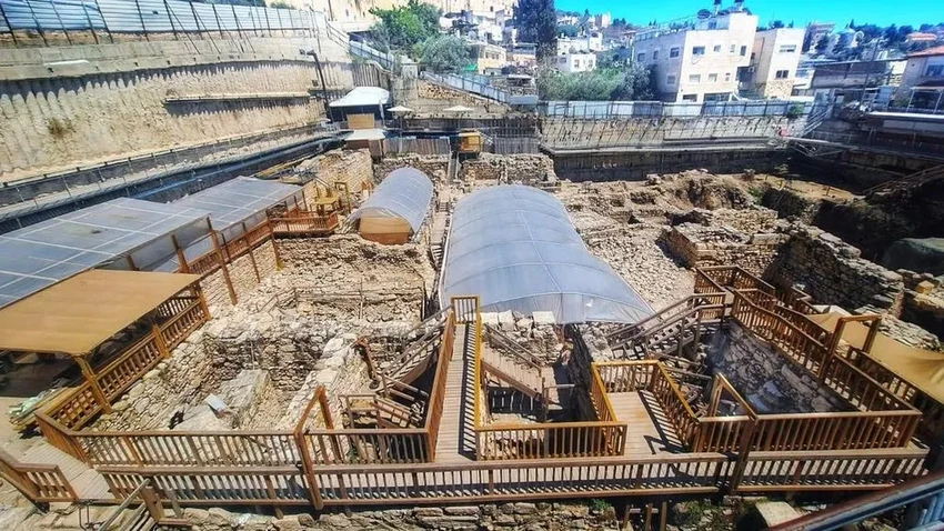 В Иерусалиме нашли древнее детское кольцо из золота с гранатом