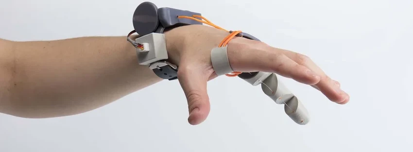 Шестой палец: как наш мозг легко осваивает роботизированные конечности