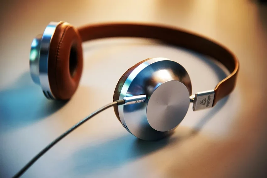 Каждый третий слушает музыку слишком громко: как сохранить слух