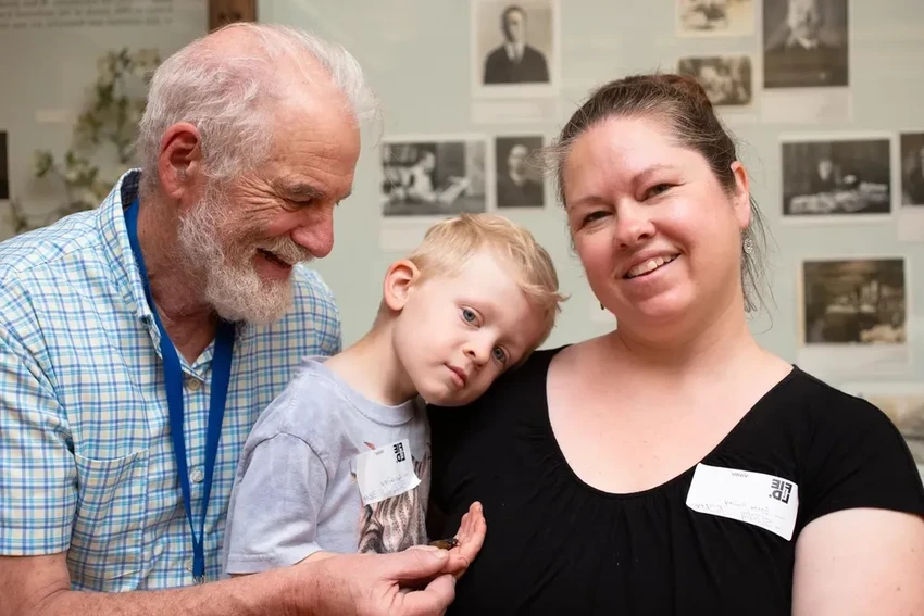Мальчик нашёл уникальную цикаду с голубыми глазами: генетическая аномалия