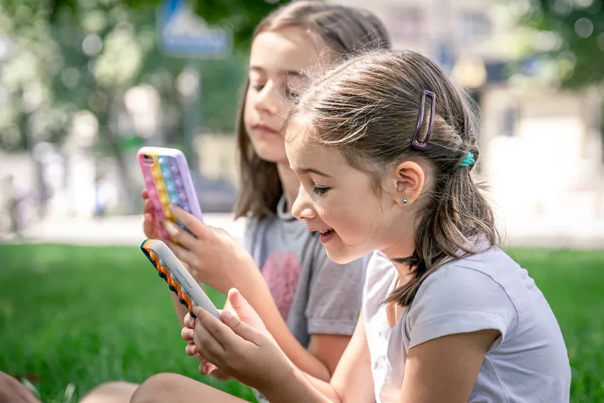 Связь соцсетей и СДВГ: как ленты и сториз влияют на внимание детей