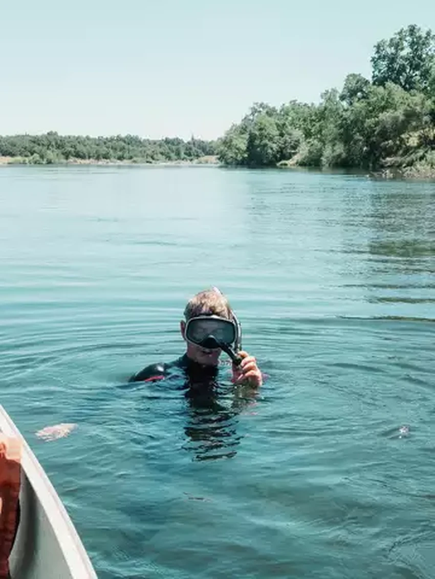 Герой реки: как дайвер возвращает людям утопленные телефоны и протезы