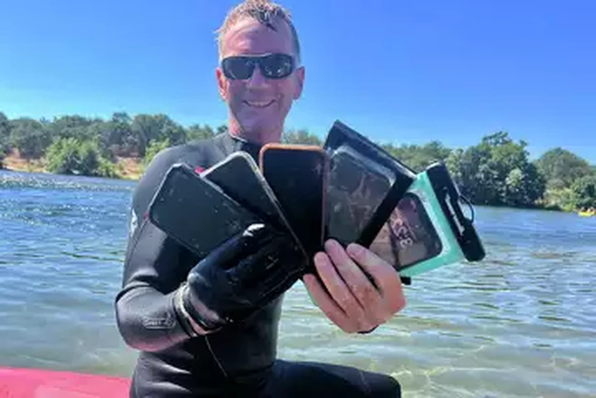 Герой реки: как дайвер возвращает людям утопленные телефоны и протезы