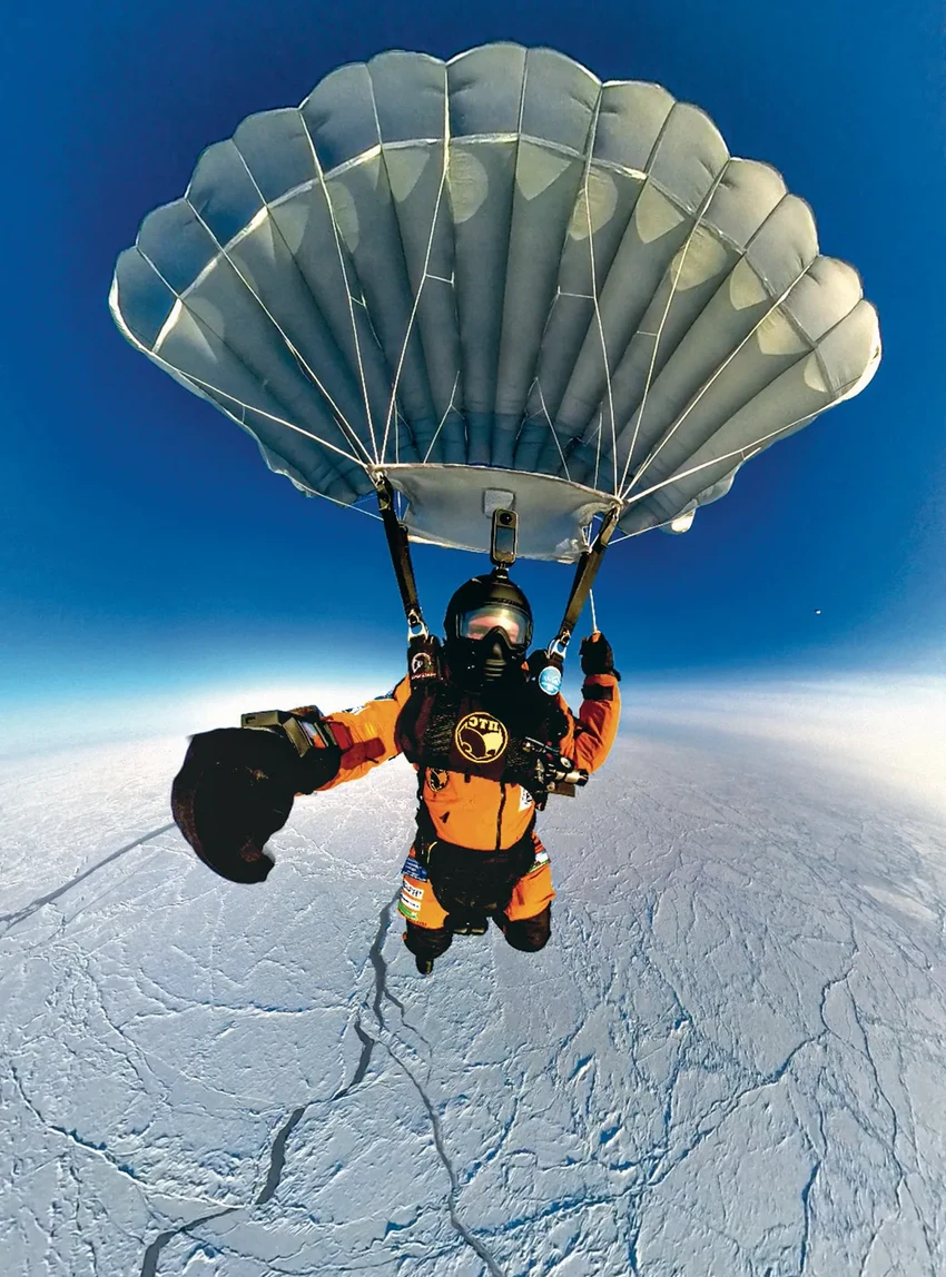Прыжок с парашютом на Северный полюс: как это — лететь со скоростью 400 км/ч