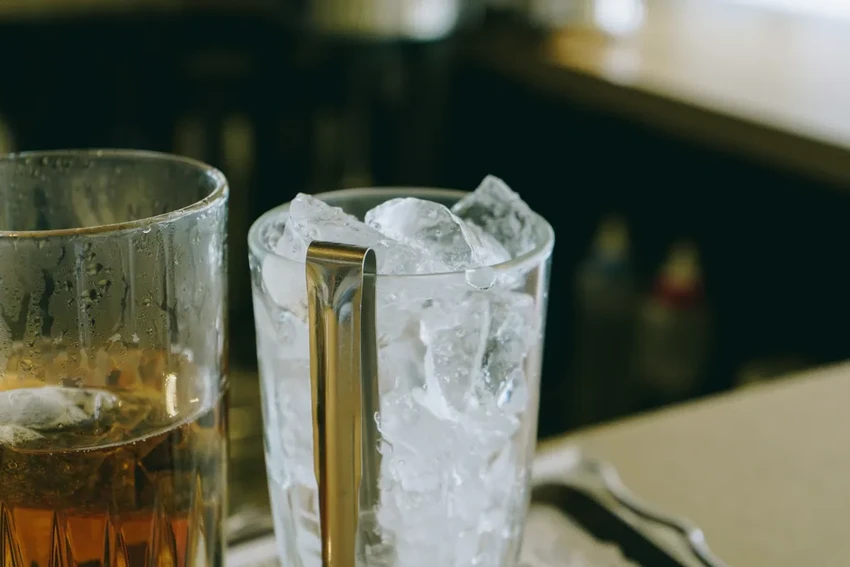 Почему хочется грызть лед и чем это опасно для зубов и здоровья