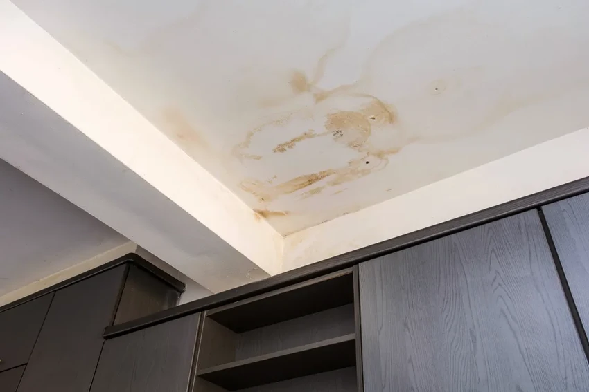 Желтые пятна от воды на потолке: как удалить быстро и без ремонта