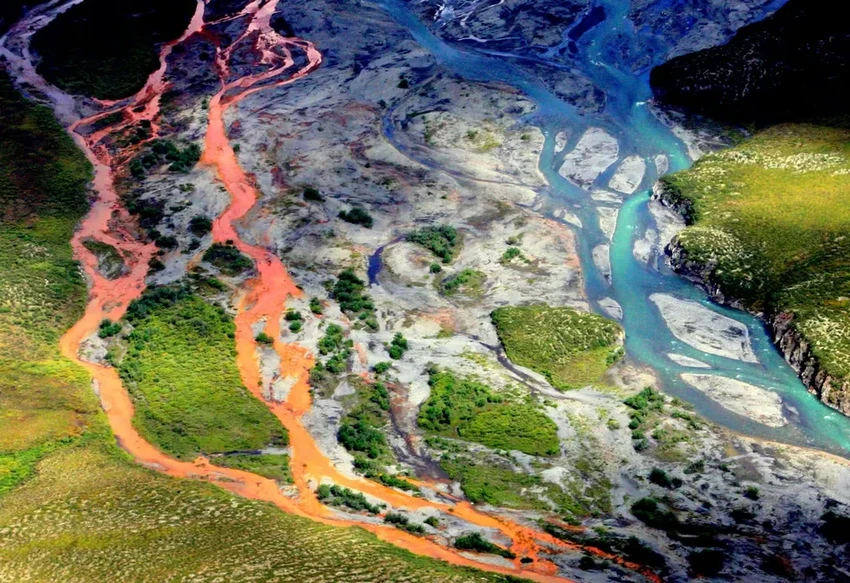 Ржавые реки Аляски: почему вода в дикой местности стала оранжевой