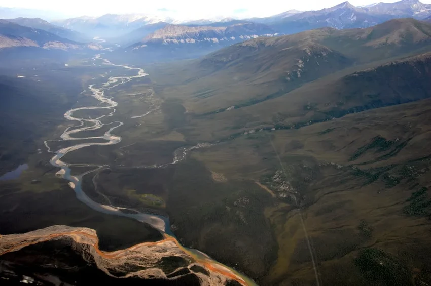 Ржавые реки Аляски: почему вода в дикой местности стала оранжевой