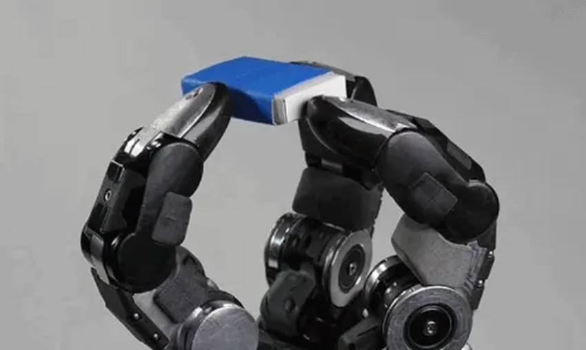 Новая роборука учится на ошибках и выдерживает удар молотка