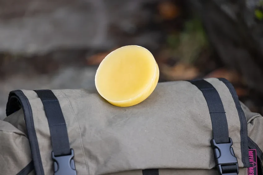 Забытый секрет: как воск делает вашу велосумку абсолютно водонепроницаемой