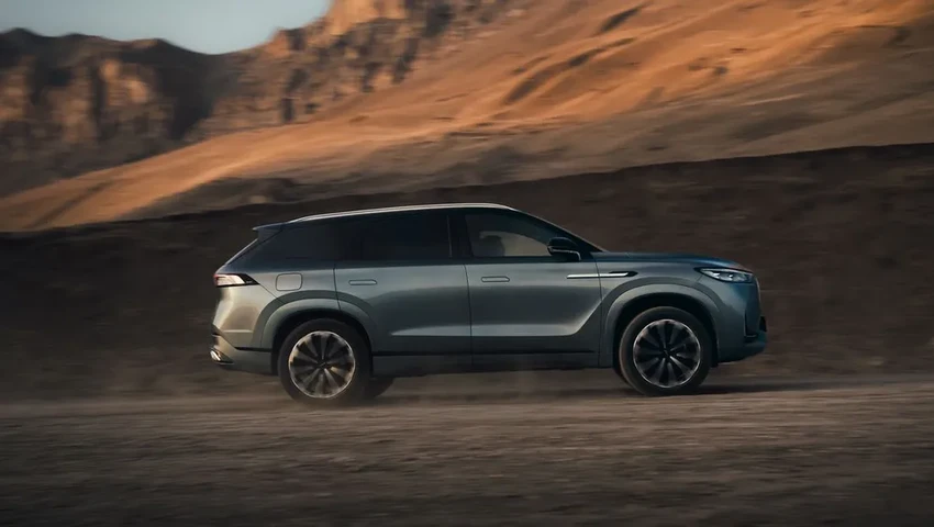 Chery представила человекоподобного робота Mornine для презентации авто