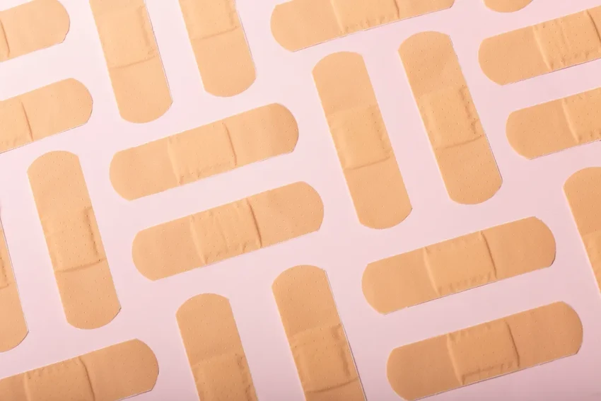 Исследование: опасные «вечные» химикаты ПФАС нашли в клейкой части пластырей