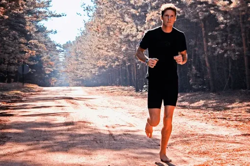 Бег босиком: как начать правильно и избежать травм