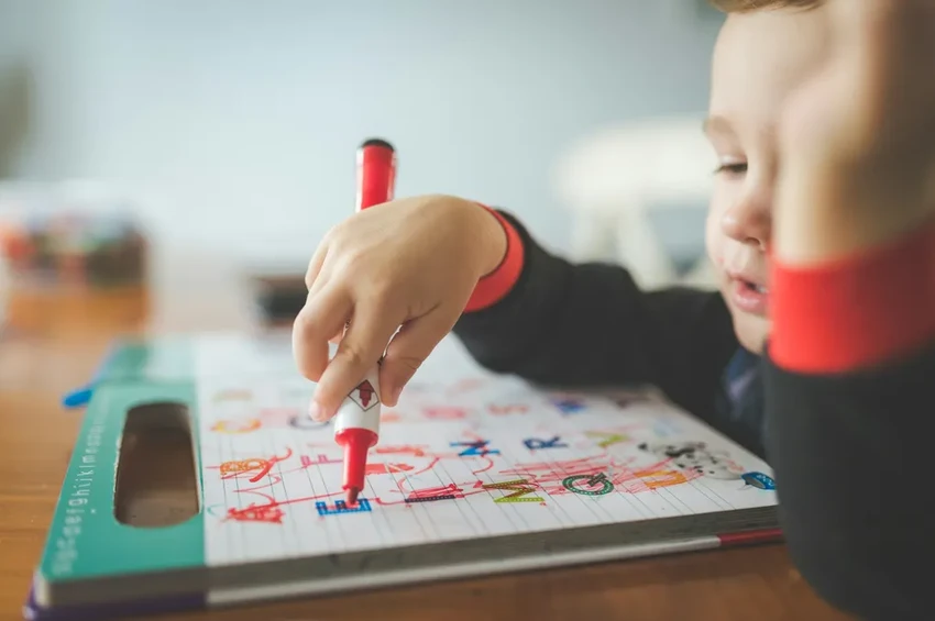 Как удалить перманентный маркер: простые способы для пола, мебели и одежды