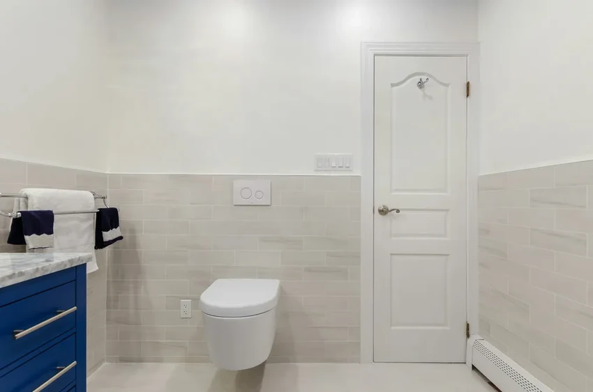 Закрывать ли крышку унитаза перед смывом? Научный ответ и результаты эксперимента