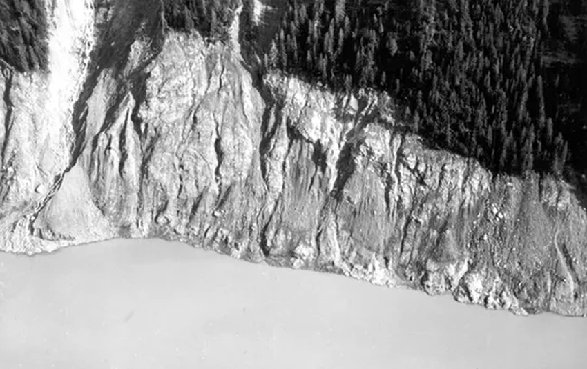 Стена воды в полкилометра: самое высокое цунами в истории