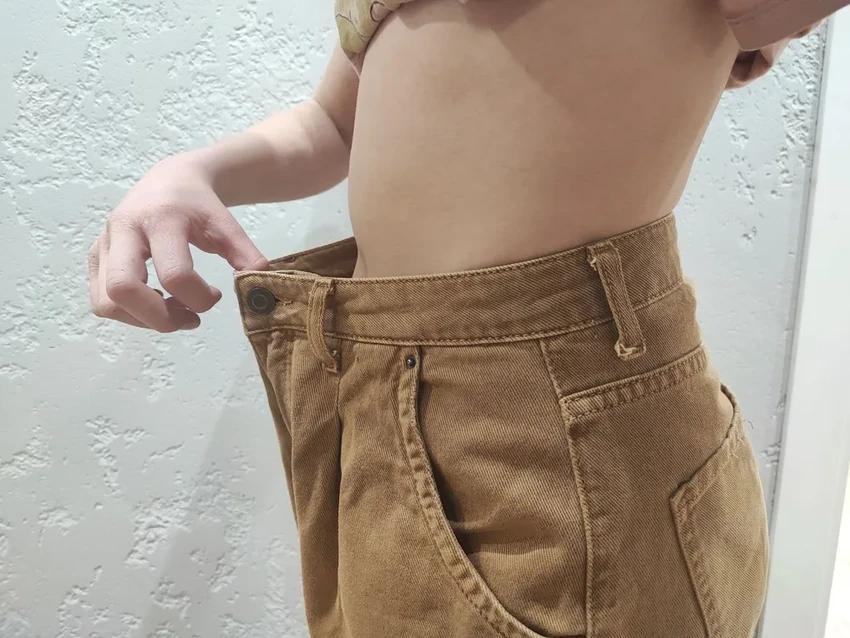 Как ушить джинсы на размер без швейной машинки: простые способы