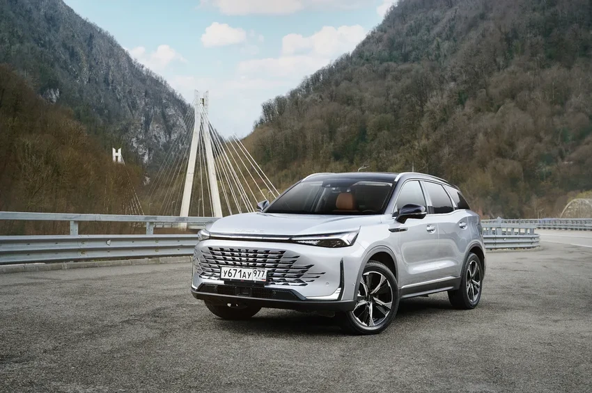 Новый семейный кроссовер BAIC X75: просторный салон и высокий клиренс