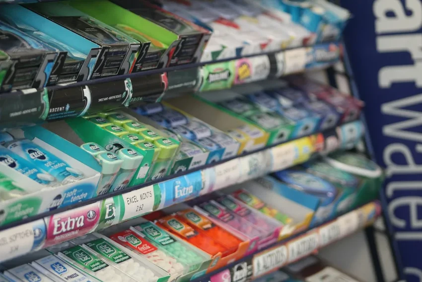 Почему жвачка без сахара вызывает вздутие? Неожиданная роль сорбита