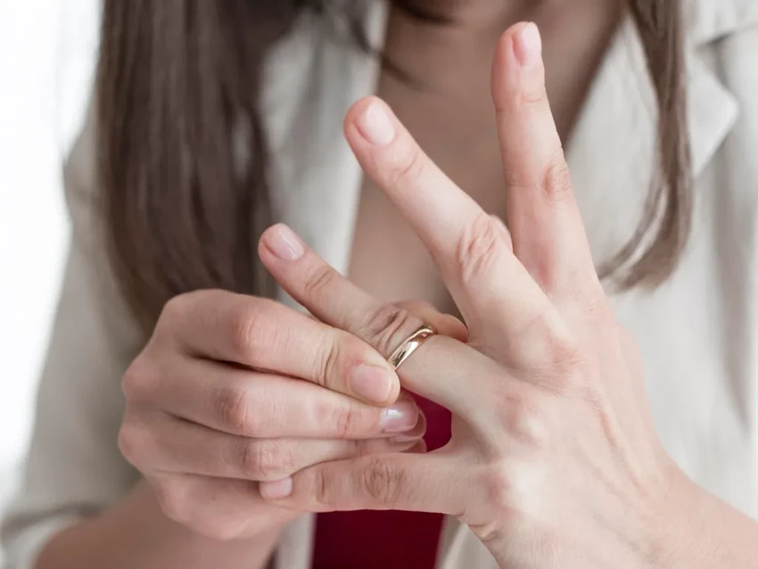 9 неочевидных способов использовать гигиеническую помаду: от мозолей до аромата духов