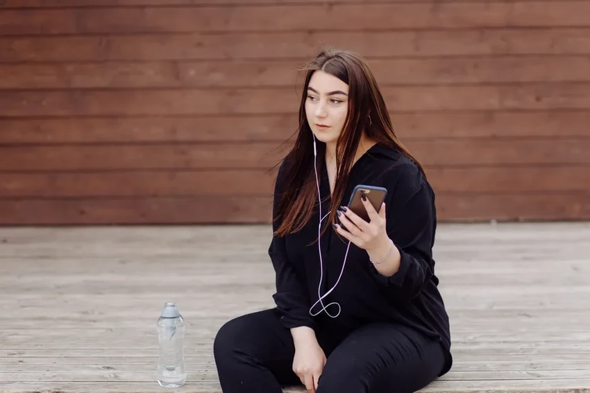 Почему низкий голос делает нас привлекательнее для долгих отношений