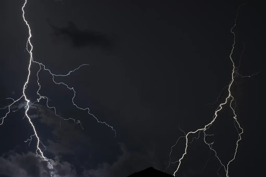 Как вода на коже снижает риск при ударе молнии: выводы ученых