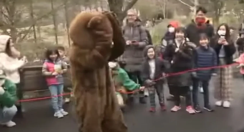 В японском зоопарке устроили учения по поимке сотрудника в костюме медведя