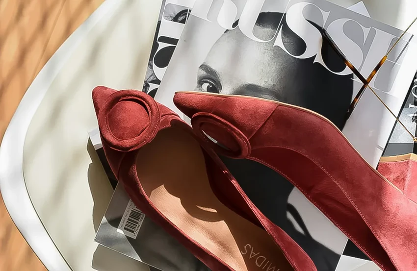 Как вернуть жизнь замшевой обуви: удаляем пятна, потертости и складки дома