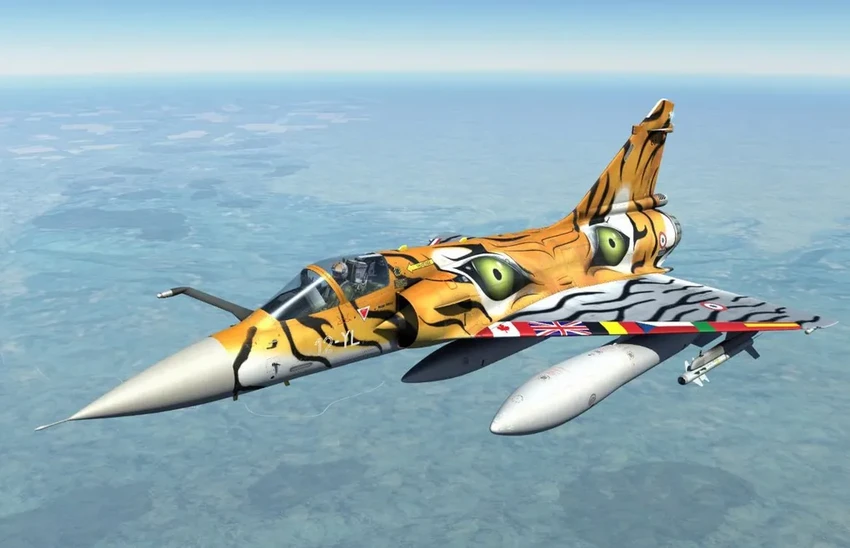 Боевые самолеты и вертолеты в неожиданной яркой раскраске