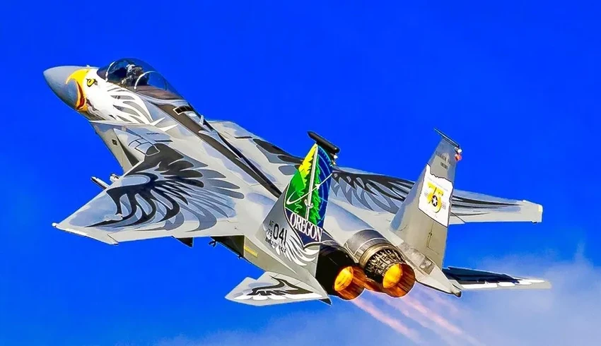 Боевые самолеты и вертолеты в неожиданной яркой раскраске