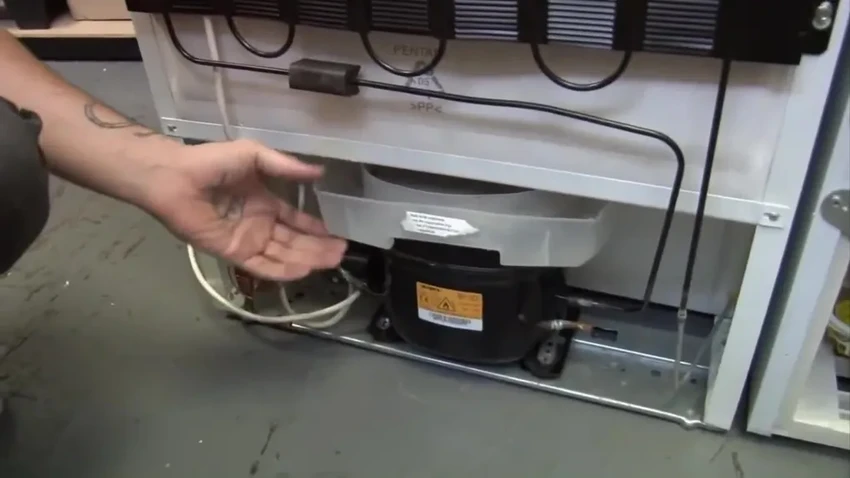 Почему гудит холодильник: все причины шума и как их устранить