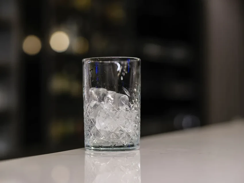 Гренландский лёд в бокалах: стартап продает древний ледник в бары Дубая