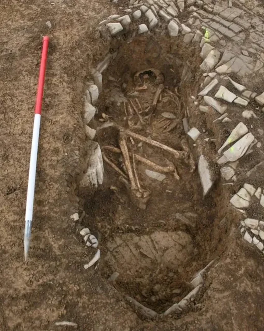 Уэльс: на средневековом кладбище пировали и играли в настольные игры