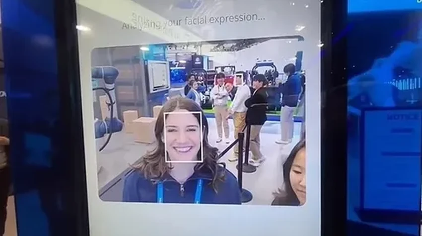 Робот-бармен на CES 2024 готовит коктейль, анализируя ваше настроение