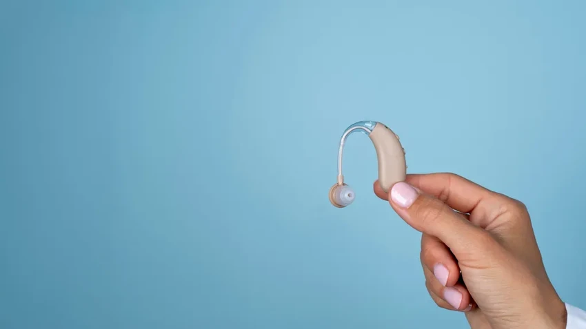 Как слуховые аппараты влияют на долголетие: снижение риска смерти на 25%
