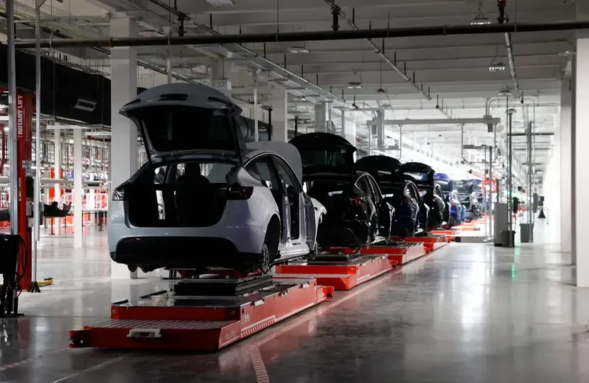 На инженера Tesla напал заводской робот: жуткие подробности и другие аварии