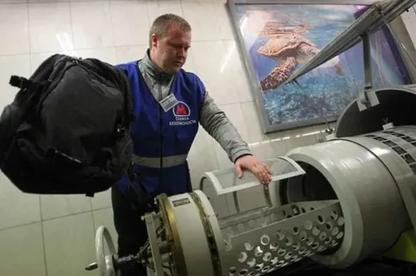 Зачем в метро стоят толстые стальные бочки и как они защищают пассажиров
