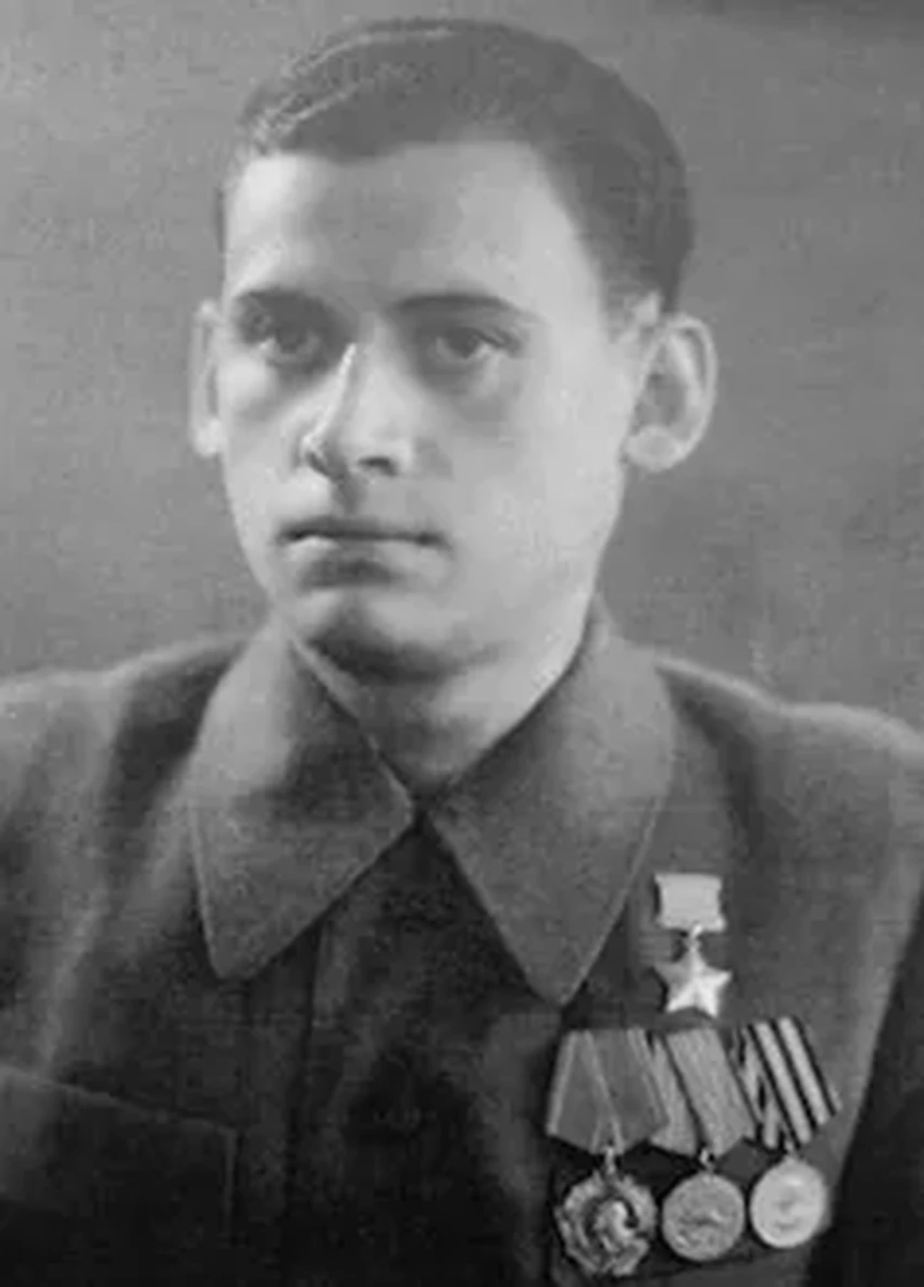 Кого лишали звания Героя СССР: истории предателей и преступников