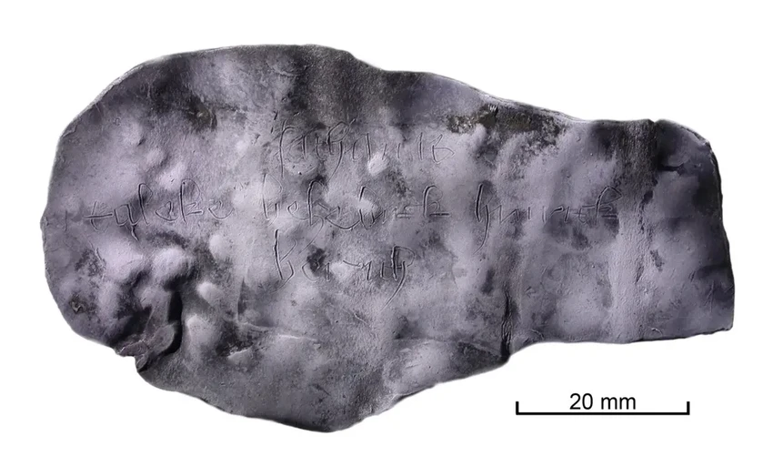 Проклятие XV века: три демона на свинцовой табличке из средневекового туалета