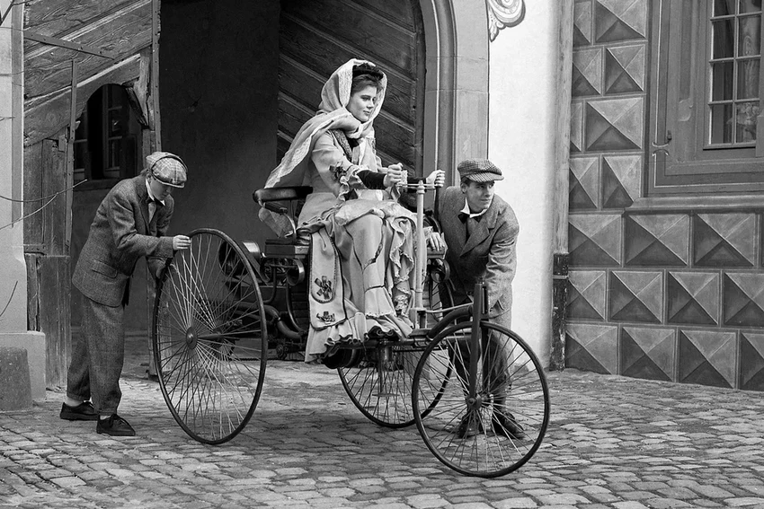 Женщины за рулём: неизвестная история первых водительниц и гонщиц