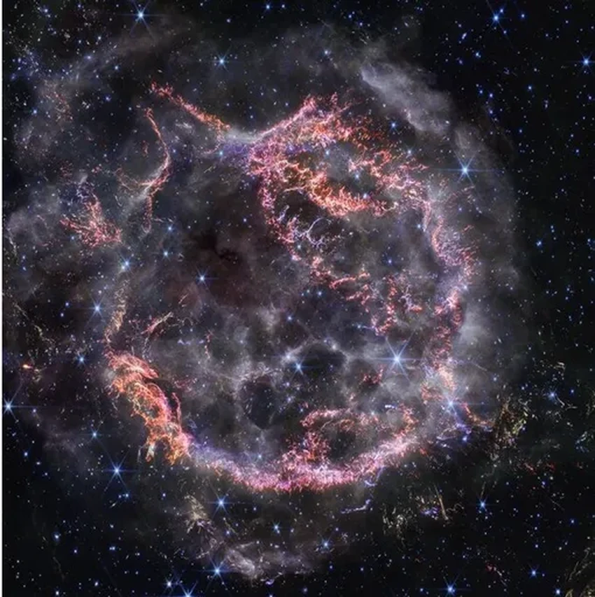 «Джеймс Уэбб» сфотографировал сверхновую в виде космического шара