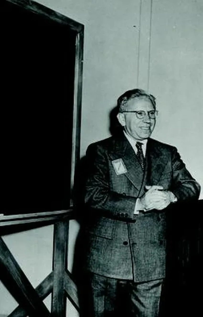 Как математик Абрахам Вальд нашел «ошибку выжившего» и спас самолеты во Второй мировой